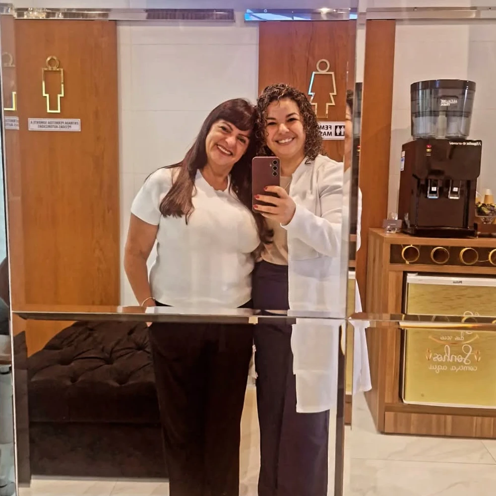 Selfie no espelho da recepção da Nova Perolla Odontologia