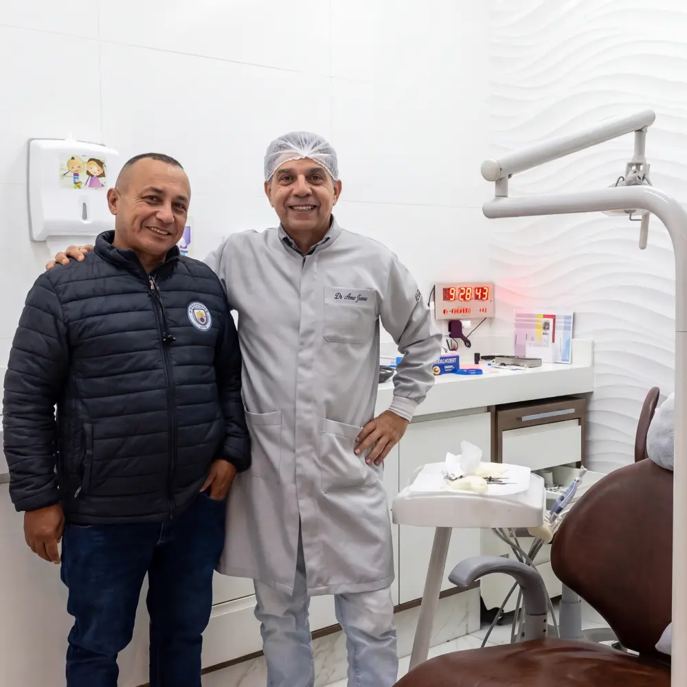 Dr. Aires Torres com um paciente no consultório