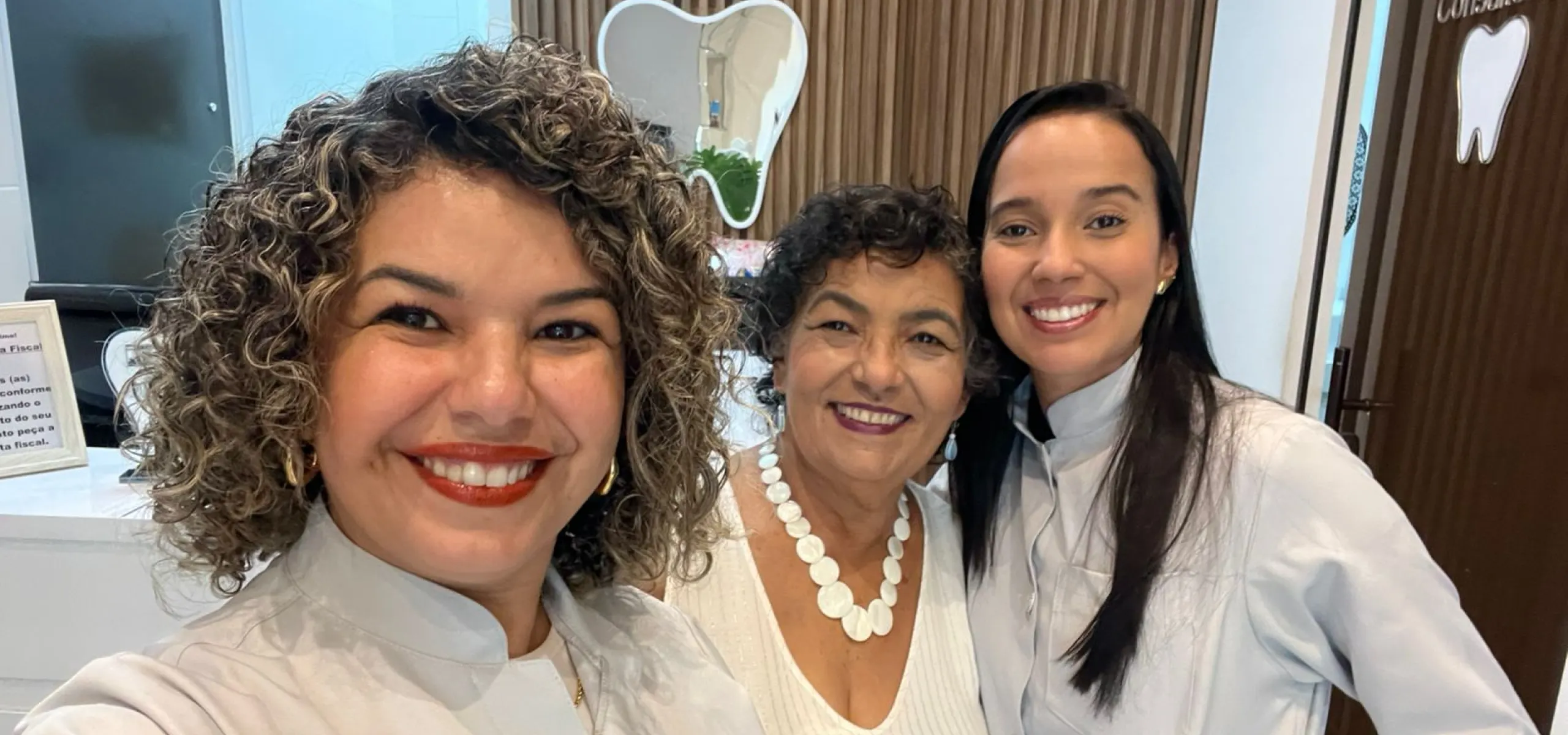 Equipe da Nova Perolla Odontologia na recepção