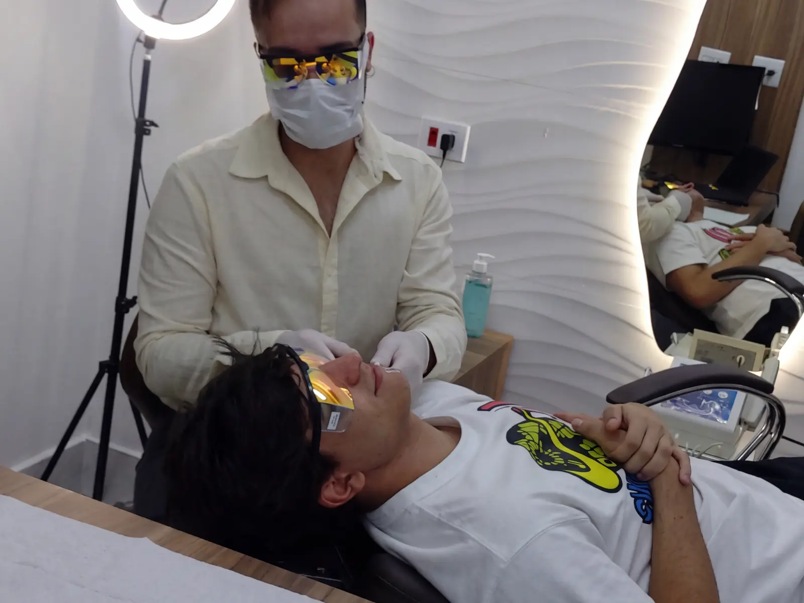 Dr. Herson Mori durante um atendimento