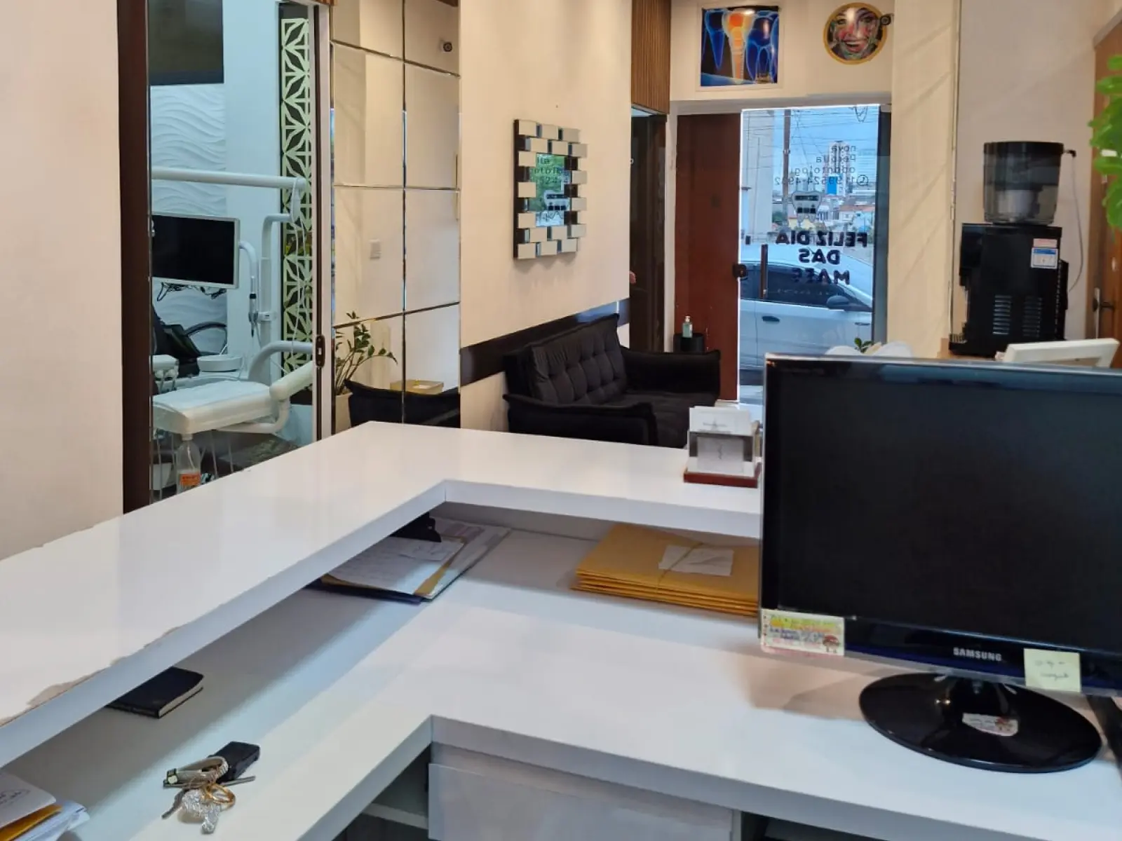 Balcão da recepção da Nova Perolla Odontologia