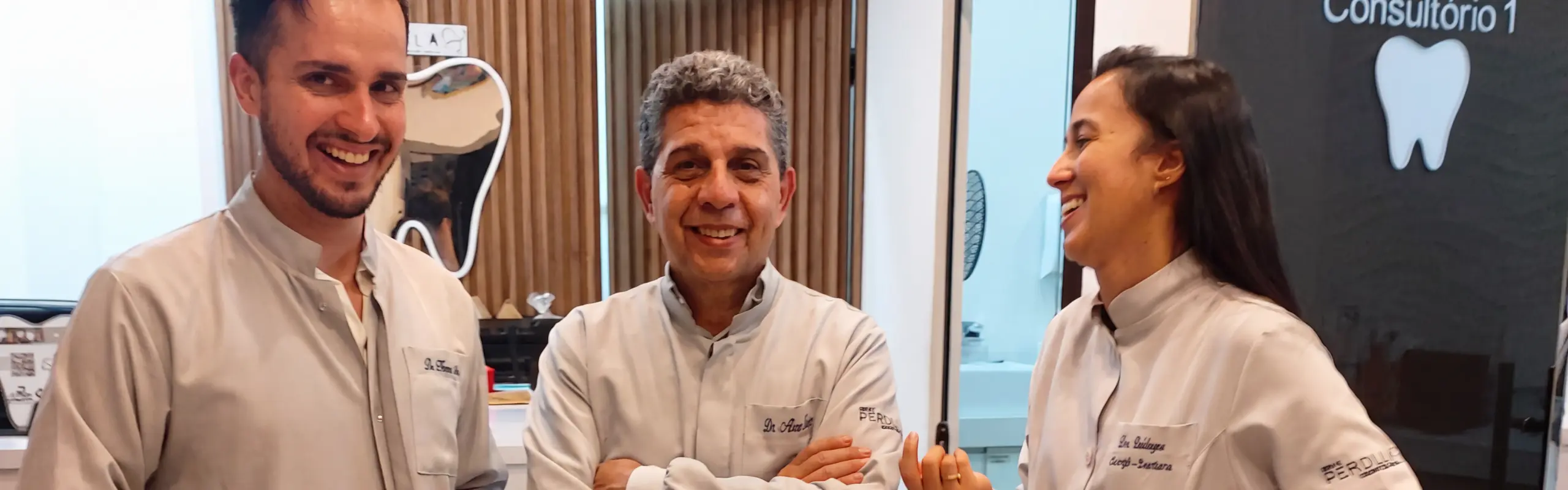 Dr. Herson Mori, Dr. Aires Torres e Dra. Crislayne da Silva na Nova Perolla Odontologia